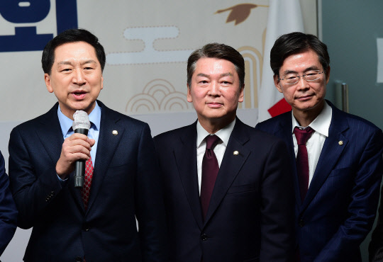 지난 1월1일 국민의힘 당권주자인 김기현 의원이 서울 여의도 국민의힘 중앙당사에서 열린 2023 당 신년인사회에서 인사말을 하고 있다. 왼쪽부터 김기현 의원, 안철수 의원, 조경태 의원.<공동취재·연합뉴스>